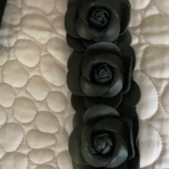 NEW-Clever Carriage Artisan Handcrafted Black Crossbody with Leather Rose Strap - Picture 2 of 8